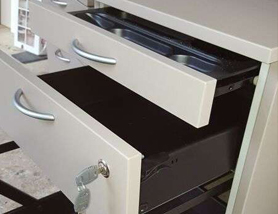 Bureau avec ses tiroirs ouverts, fabriqués à Thuré (86) par Best Agencement